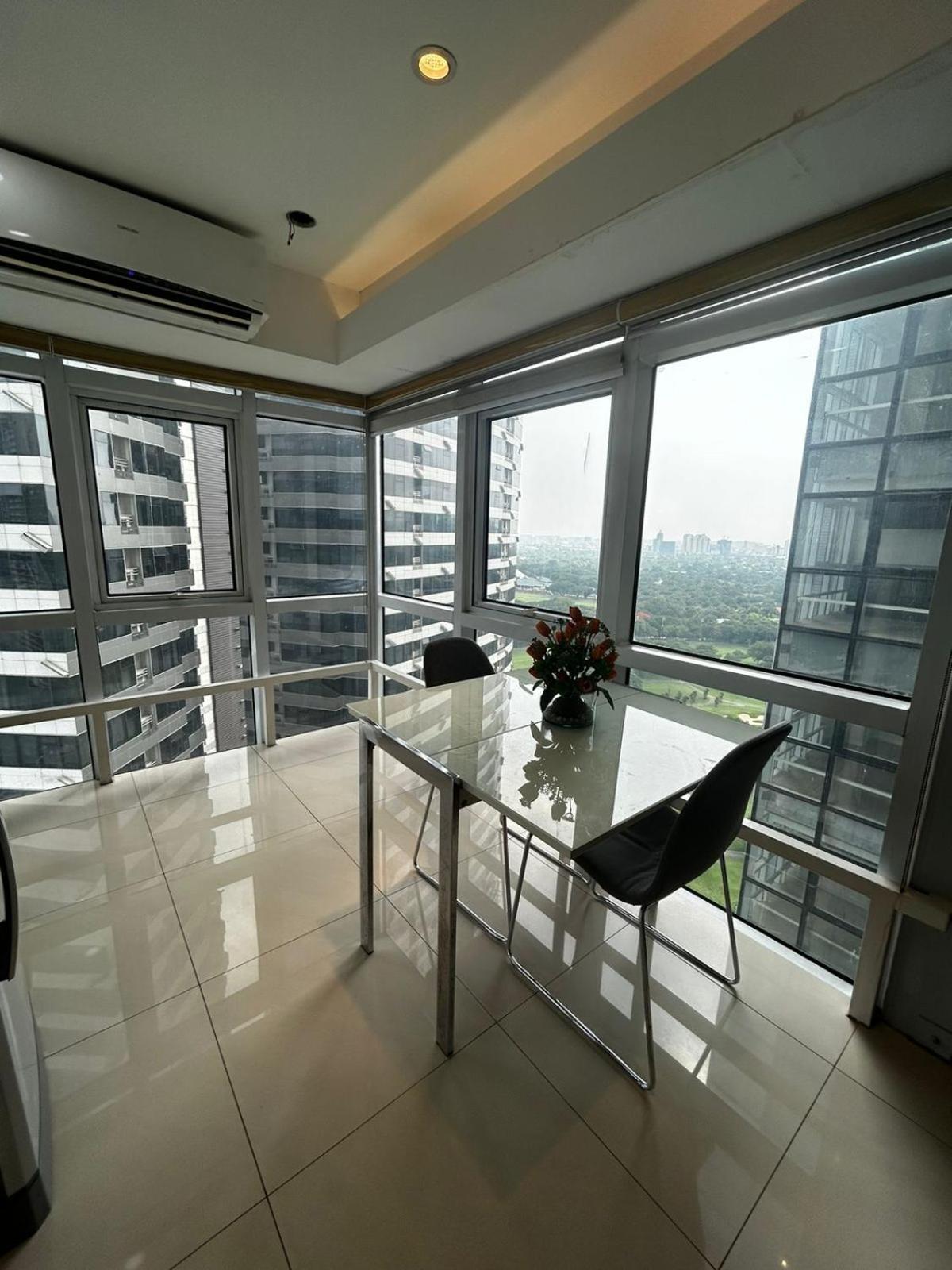 Oasis Regency @ Fort Victoria Bgc Taguig Extérieur photo
